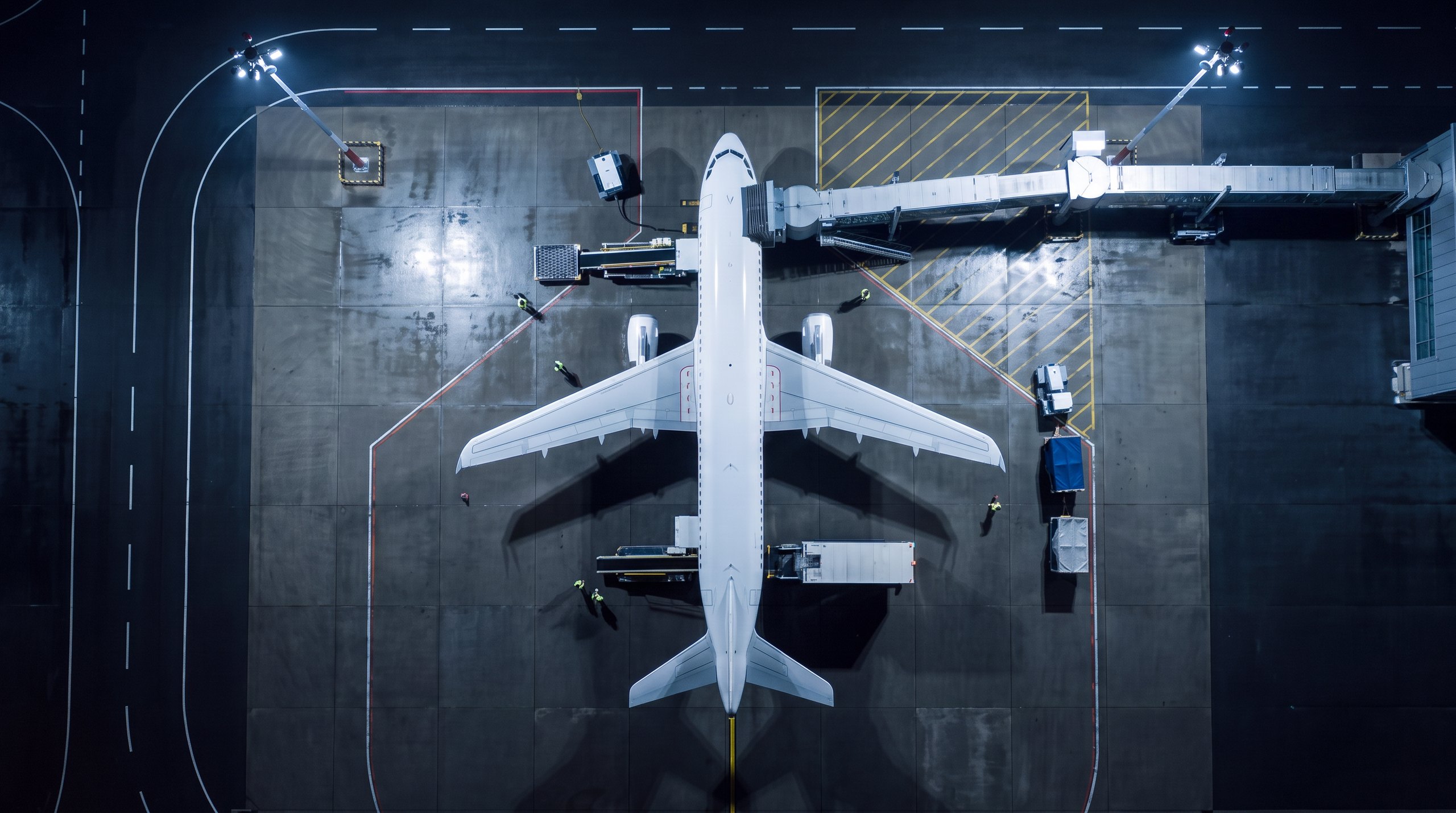 Apron de Bruxelles de nuit, avions de plusieurs compagnies aux postes